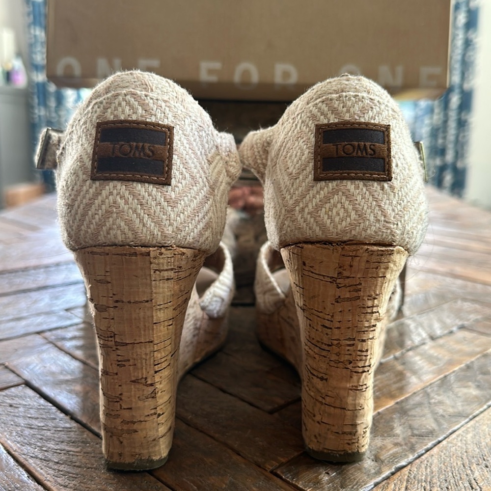 Tom’s strappy wedge